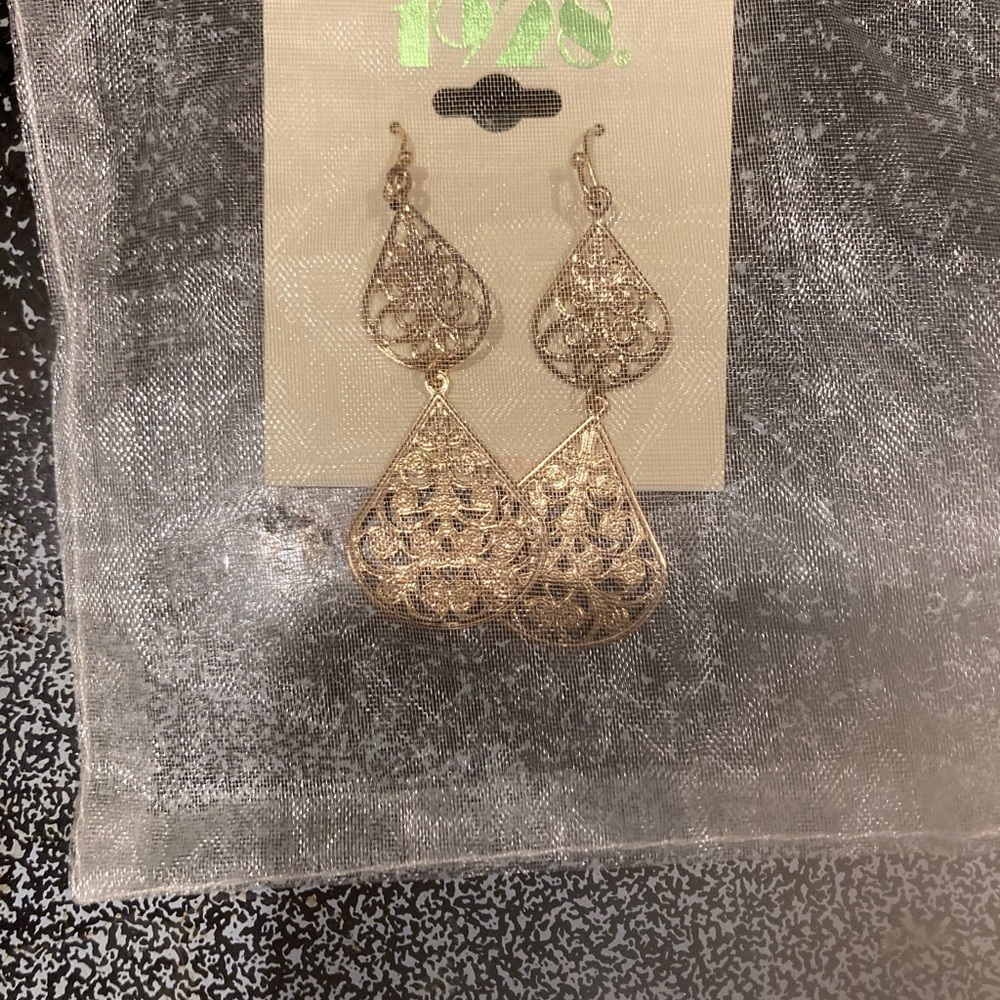 1928 Gold Filigree Teardrop Earrings